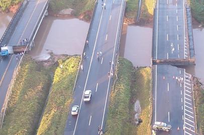 Uma ponte na BR-101, em Sangão, sul de Santa Catarina, cedeu na noite desta sexta-feira (24) por conta das fortes chuvas que caem na região. Por conta disso, o trânsito no km 356 da rodovia foi interrompido nos dois sentidos por volta das 19h.