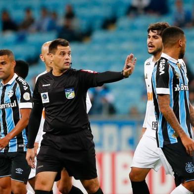 Grêmio enfrenta o Atlético-MG na Arena pela sexta rodada do Brasileirão. Na foto, o árbitro Rafael Traci