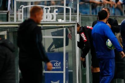 Grêmio enfrenta o Atlético-MG na Arena pela sexta rodada do Brasileirão. Na foto, o árbitro Rafael Traci olha o árbitro de vídeo (VAR)