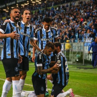 Grêmio enfrenta o Atlético-MG na Arena pela sexta rodada do Brasileirão. Na foto, jogadores comemoram o gol de Felipe Vizeu