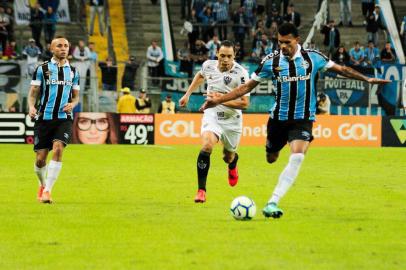 Grêmio enfrenta o Atlético-MG na Arena pela sexta rodada do Brasileirão. Na foto, Everton (à esquerda) e o zagueiro Rodriguez (à direita), que fez sua estreia como titular no Grêmio.