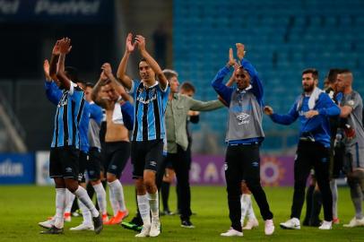 Grêmio enfrenta o Atlético-MG na Arena pela sexta rodada do Brasileirão. Na foto, jogadores do Grêmio cumprimentam a torcida