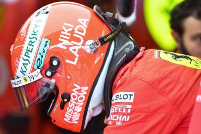 Ferraris German driver Sebastian Vettel wears a helmet in tribute to late F1 legend Niki Lauda in the pits during the third practice session at the Monaco street circuit on May 25, 2019 in Monaco, ahead of the Monaco Formula 1 Grand Prix. (Photo by YANN COATSALIOU / AFP)