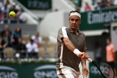 Switzerlands Roger Federer returns the ball to Italys Lorenzo Sonego during their mens singles first round match on day 1 of The Roland Garros 2019 French Open tennis tournament in Paris on May 26, 2019. (Photo by Anne-Christine POUJOULAT / AFP)