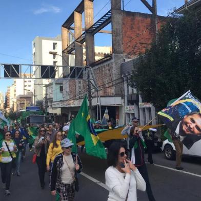 Manifestantes em Caxias do Sul a favor de medidas propostas pelo governo de Jair Bolsonaro percorrem ruas do Centro da cidade. 