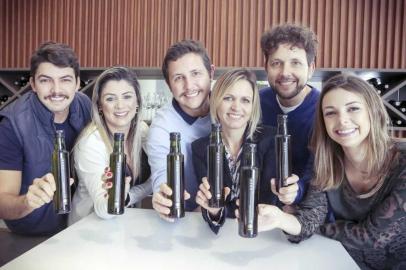 Família do Grupo Todeschini diversifica com oliveiras.Na foto, da esquerda paradireita: Fernando Farina, PatríciaFarina, Felipe Farina, Liliane Farina, Rafael Farina, e Letícia Farina.Os cargos na Azeite Puro:Fernando Farina - sócio diretore responsável pela área de produçãoPatrícia Farina - sócio diretorFelipe Farina - sócio diretore área comercialLiliane Farina - sócio diretore área comercialRafael Farina - sócio diretore responsável pelo Marketing Letícia Farina - sócio diretor