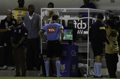 Santos e Internacional se enfrentam pelo BrasileiroSANTOS, SP, 26.05.2019 - SANTOS-INTER - O árbitro Rodolpho Toski Marques consulta o VAR e anula pênalti do Santos na partida contra o Internacional, válida pela 6ª rodada do Campeonato Brasileiro de Futebol 2019, realizada no estádio Urbano Caldeira (Vila Belmiro), na Baixada Santista, na tarde deste domingo (26). (Foto: Ale Vianna/Eleven/Folhapress)Local: SANTOS ;SP ;BRASIL