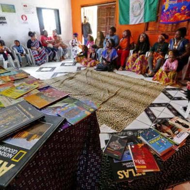  PORTO ALEGRE, RS, BRASIL 08/03/2017 - Projeto vai oferecer educação bilíngue (yorubá, idioma africano), para alunos da Restinga. Também estão montando uma biblioteca afrocentrada. (FOTO: ROBINSON ESTRÁSULAS/AGÊNCIA RBS)