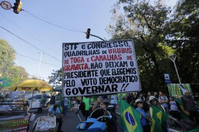  PORTO ALEGRE, RS, BRASIL - 2019.05.26 - Manifestantes ocupam a Avenida Goethe em apoio ao governo Jair Bolsonaro. Participantes defendem causas como a reforma da Previdência e o pacote anticrime apresentado pelo ministro Sergio Moro (Foto: ANDRÉ ÁVILA/ Agência RBS)