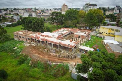 Prestes a completar dois anos do incêndio que destruiu o Asilo Santa Isabel em Vacaria e matou duas idosas, as obras do novo prédio estão 50% concluídas, conforme a Secretaria Municipal de Planejamento e Urbanismo, que supervisiona a construção. A expectativa é que a nova estrutura seja entregue entre outubro e novembro deste ano. O incidente que consumiu o antigo prédio ocorreu no início da tarde do dia 1º de junho de 2017. Na ocasião, o asilo abrigava 47 idosos, incluindo as duas mulheres que morreram, Alzira Melo dos Santos, de 75 anos, e Silvonia Borre, de 64.