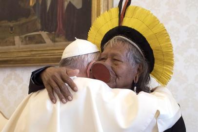  This handout photo taken on May 27, 2019 and released by the Vatican Media shows Pope Francis embracing Brazils indigenous chief Raoni Metuktire (R) during a private audience at the Vatican. (Photo by Handout / VATICAN MEDIA / AFP) / RESTRICTED TO EDITORIAL USE - MANDATORY CREDIT AFP PHOTO / VATICAN MEDIA - NO MARKETING NO ADVERTISING CAMPAIGNS - DISTRIBUTED AS A SERVICE TO CLIENTSEditoria: RELLocal: Vatican CityIndexador: HANDOUTSecao: christianityFonte: VATICAN MEDIAFotógrafo: STR