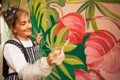 Obras da artista plástica caxiense Cristina Mazzochi ornamentam algumas peças da Casa Sanvitto