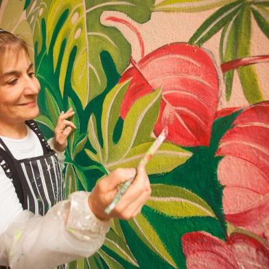 Obras da artista plástica caxiense Cristina Mazzochi ornamentam algumas peças da Casa Sanvitto