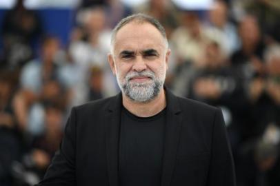 Brazilian film director Karim Ainouz poses during a photocall for the film A Vida Invisivel de Euridice Gusmao (The Invisible Life of Euridice Gusmao) at the 72nd edition of the Cannes Film Festival in Cannes, southern France, on May 20, 2019. (Photo by LOIC VENANCE / AFP)