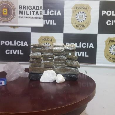 Maconha e cocaína apreendidas em operação da Polícia Civil em Gramado.