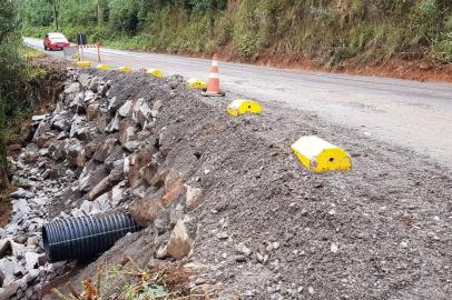 Após ceder devido à chuva, estrada que liga Fazenda Souza a Santa Lúcia do Piaí tem trânsito liberado