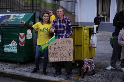  CAXIAS DO SUL, RS, BRASIL, 26/05/2019 - Manifestantes a favor das reformas propostas pelo presidente Jair Bolsonaro (PSL) realizam um ato na praça Dante Alighieri, na tarde deste domingo (26), em Caxias do Sul. Os apoiadores do governo seguiram em caminhada pelas ruas Sinimbu, Alfredo Chaves, Pinheiro Machado e Garibaldi e, logo, retornaram à praça Dante. (Marcelo Casagrande/Agência RBS)