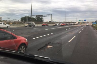 buraco na freeway na subida da ponte do guaíba