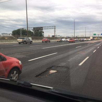 buraco na freeway na subida da ponte do guaíba