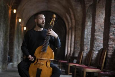 MUSIC-DICKSON-ART-LSPRLiam Byrne with his viol in the cloisters of the Charterhouse, an Elizabethan mansion in London, April 27, 2019. Byrne delights in confounding what you might expect from someone whose instrument had its heyday in England when Elizabeth I was on the throne. (Suzanne Plunkett/The New York Times)Editoria: ELocal: LONDONIndexador: SUZANNE PLUNKETTFonte: NYTNSFotógrafo: STR