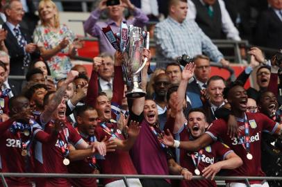  Aston Villas English midfielder Jack Grealish (C) celebrates with the trophy after the English Championship play-off final football match between Aston Villa and Derby County at Wembley Stadium in London on May 27, 2019. - Aston Villa won the game 2-1, and are promoted to the Premier League. (Photo by Adrian DENNIS / AFP) / NOT FOR MARKETING OR ADVERTISING USE / RESTRICTED TO EDITORIAL USEEditoria: SPOLocal: LondonIndexador: ADRIAN DENNISSecao: soccerFonte: AFPFotógrafo: STF