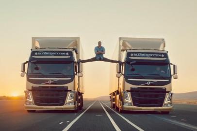 Jean-Claude Van Damme faz teste de precisãs dos caminhões Volvo em comercial