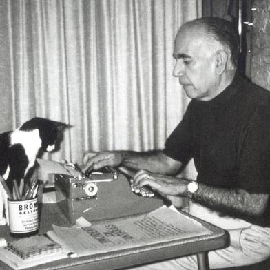 Foto do escritor gaúcho Erico Verissimo, na sua casa em Porto Alegre, acompanhado pelo gato Snoopy, quando escrevia o romance Incidente em Antares, no começo dos anos 70.#PÁGINA: 8Não veio a foto original Fonte: Divulgação Fotógrafo: Acervo Erico Verissimo Data Evento: 00/00/1970