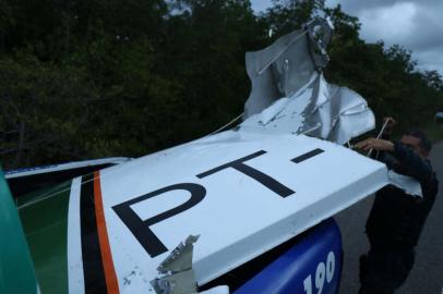 Morte cantor Gabriel Diniz/Queda aviÃ£o em EstÃ¢nciaARACAJU,SE,27.05.2019:MORTE-CANTOR-GABRIEL-DINIZ-QUEDA-AVIÃO-ESTÂNCIA - Partes da aeronave sendo recolhidas no local da queda do avião. O cantor Gabriel Diniz de 28 anos, que era conhecido pela música Jenifer, morreu na queda de um avião de pequeno porte no povoado Porto do Mato, em Estância, na região sul de Sergipe, nesta segunda-feira (27). Além de Gabriel, foram identificados Linaldo Xavier e Abraão Farias, pilotos e diretores do Aeroclube de Alagoas. (Foto: Raziel Calazans dos Santos /Futura Press/Folhapress)