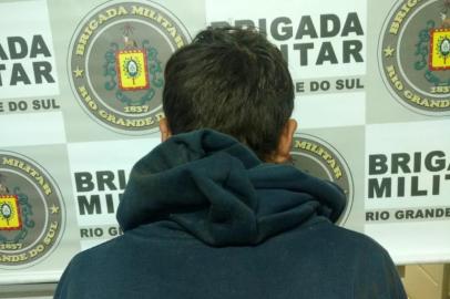 A Brigada Militar de Farroupilha prendeu em flagrante um homem que tentava furtar um botijão de uma escola infantil. O crime ocorreu por volta de 4h50min desta terça-feira (28) em um estabelecimento de ensino do bairro América.