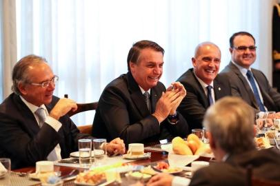  BRASÍLIA, DF, BRASIL,28.05.2019. Presidente da República, Jair Bolsonaro, durante café da manhã com Dias Toffoli, Presidente do Supremo Tribunal Federal; Davi Alcolumbre, Presidente do Senado Federal; Rodrigo Maia, Presidente da Câmara dos Deputados; Onyx Lorenzoni, Ministro-Chefe da Casa Civil da Presidência da República; Paulo Guedes, Ministro de Estado da Economia, e Augusto Heleno, Ministro-Chefe do Gabinete de Segurança Institucional da Presidência da República.Foto: Marcos Corrêa/PR