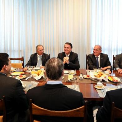  BRASÍLIA, DF, BRASIL,28.05.2019. Presidente da República, Jair Bolsonaro, durante café da manhã com Dias Toffoli, Presidente do Supremo Tribunal Federal; Davi Alcolumbre, Presidente do Senado Federal; Rodrigo Maia, Presidente da Câmara dos Deputados; Onyx Lorenzoni, Ministro-Chefe da Casa Civil da Presidência da República; Paulo Guedes, Ministro de Estado da Economia, e Augusto Heleno, Ministro-Chefe do Gabinete de Segurança Institucional da Presidência da República.Foto: Marcos Corrêa/PR