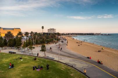 A view of St. Kilda Beach and promenade.MELBOURNE, Australia ¿ BC-TRAVEL-TIMES-36-MELBOURNE-ART-NYTSF ¿ A view of St. Kilda Beach and promenade. Pity Melbourne: After seven years of topping the Economist Intelligence Unit¿s most livable city rankings, it was finally displaced last year by another coffee-loving city, Vienna. Despite being nudged down a notch to No. 2, Melburnians aren¿t too worried. Though the city is currently grappling with issues related to being such a popular place to live ¿ rapid growth, high property prices, congested roads ¿ the city in the southeastern part of Australia continues to be the country¿s capital for all things cultural. (CREDIT: Asanka Brendon Ratnayake/The New York Times)..--..ONLY FOR USE WITH ARTICLE SLUGGED -- BC-TRAVEL-TIMES-36-MELBOURNE-ART-NYTSF -- OTHER USE PROHIBITED.Editoria: TRALocal: MelbourneIndexador: Asanka Brendon RatnayakeFonte: NYTNSFotógrafo: STR