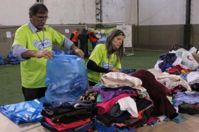 A campanha do Agasalho de Santa Maria, que iniciou no dia 17 deste mês, já arrecadou 3,3 mil peças de roupa e neste ano tem alteração na forma de entrega dos donativos. Foi criada uma central doações no ginásio do Corpo de Bombeiros de Santa Maria. No local, serão feitos os cadastros das famílias que necessitam de ajuda e a entrega de peças. Ou seja: ao contrário dos outros anos, a prefeitura não fará a entrega diretamente nas casas das famílias. 