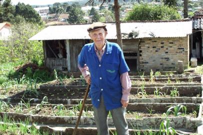 Com cem anos, um funcionário do Hospital São Francisco de Paula, da cidade homônima na Serra, encanta os colegas e passa lições diárias de dedicação. João Brambilla, carinhosamente chamado de nôno pelos amigos do trabalho, tem a carteira assinada pelo hospital há 35 anos, onde passou a atuar depois de construir, com mais um colega pedreiro, a igreja ao lado da instituição. Desde 1982 ajudando na manutenção do hospital, Brambilla agora cuida da horta de onde saem as verduras que alimentam os pacientes.