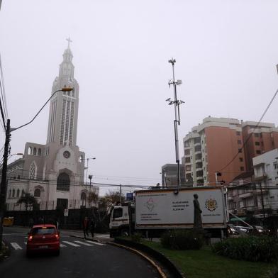  CAXIAS DO SUL, RS, BRASIL, 28/05/2019 - A Plataforma de Observação Especial do Departamento de Comando e Controle Integrado da Brigada Militar (Secretaria de Segurança Pública) está estacionado na calçada em frente à Igreja São Pelegrino. A estrutura veio de Porto Alegre para apoiar o trabalho da Brigada durante a Romaria de Caravaggio. Já que está na cidade, será usada temporariamente por aqui. Hoje, estava prevista operação especial conjunta contra a criminalidade (IGP, Trânsito, PRF, Guarda Municipal), porém, como o dia está com neblina, a operação foi adiada e ainda não tem nova data. O caminhão está disponível para receber quem quiser conhecer como funciona esse tipo de monitoramento. Há policiais no local para explicar. (Marcelo Casagrande/Agência RBS)