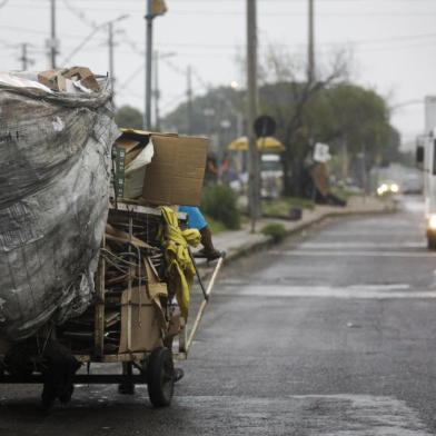 PORTO ALEGRE, RS, BRASIL, 24-05-2019: Carrinheiros nas imediações da Vila dos Papeleiros estariam abastecendo estabelecimentos clandestinos. (Foto: Mateus Bruxel / Agência RBS)