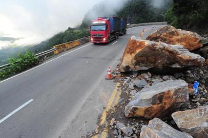  ITATI, RS, BRASIL, 28/05/2019. Trecho da ERS-486, a Rota do Sol, continua interditado no sentido Serra-Litoral Norte, em Itati. No dia 22, houve queda de barreira, na altura do Km4 na entrada do Viaduto da Cascata. (Porthus Junior/Agência RBS)Indexador: Porthus Junior                  