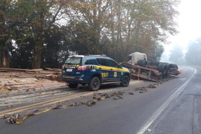 O tombamento de um caminhão deixa o trânsito em meia pista na BR-116 em Campestre da Serra na manhã desta quarta-feira (29). O acidente ocorreu no Km 74 por volta das 8h. 