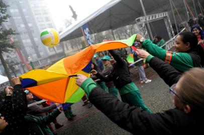  CAXIAS DO SUL, RS, BRASIL, 29/03/2019Dia do desafio na praça Dante começou cedo. Entre as atividades físicas estão: pedalada nas alturas, dança e volêi. (Lucas Amorelli/Agência RBS)