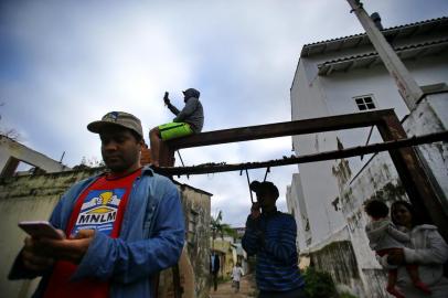  PORTO ALEGRE, RS, BRASIL, 29.05.2019. Reintegração de posse da Ocupação Baronesa, em prédio da prefeitura, que fica na Rua Baronesa do Gravataí com a rua Dezessete de Junho, no bairro Menino Deus, em Porto Alegre, estava marcada para hoje. Porém, por questão de segurança, foi cancelada.FOTO: LAURO ALVES/AGÊNCIA RBS