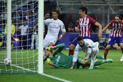 Atlético de Madrid e Real Madrid se enfrentam na final da Liga dos Campeões em Milão. Real Madrids Spanish defender Sergio Ramos (front - 4) reacts after scoring during the UEFA Champions League final football match between Real Madrid and Atletico Madrid at San Siro Stadium in Milan, on May 28, 2016. OLIVIER MORIN / AFP