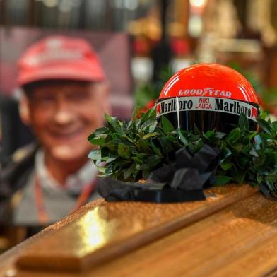  The helmet of the former Formula One driver Niki Lauda sits on top of his coffin and next to his portrait during a funeral service at St. Stephens Cathedral (Stephansdom) in Vienna, Austria, on May 29, 2019. - Legendary Formula One driver Niki Lauda has died at the age of 70 on May 21, 2109 triggering an outpouring of praise for a man whose track victories and comeback from a horrific crash enthralled race fans worldwide. (Photo by JOE KLAMAR / AFP)Editoria: SPOLocal: ViennaIndexador: JOE KLAMARSecao: motor racingFonte: AFPFotógrafo: STF