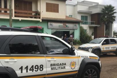  EREBANGO, RS, BRASIL, 29.05.2019. Um assalto a Cooperativa de Crédito Rural Cresol de Erebango, está sendo atendimento pela Brigada Militar e pela Polícia Civil. O fato ocorreu às 10h15 da manhã desta quarta-feira (29).Segundo informações da Brigada, na ação dois homens chegaram no local. Um deles entrou na agência bancária anunciando o assalto, em seguida o outro indivíduo adentrou o estabelecimento levando todos para os fundos da agência. A ação durou aproximadamente 10 minutos. Foi levado dinheiro do caixa e quatro celulares de funcionários e de um cliente.