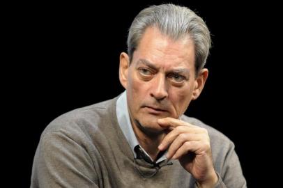 PAUL AUSTERescritor americano, falando em Barcelona durante o lançamento de seu mais recente livro, Homem no Escuro, já publicado no Brasil#PÁGINA:08PAUL AUSTER BER810.BERLIN (ALEMANIA).29/9/2008.- El escritor estadounidense Paul Auster durante la lectura de su novela Un hombre en la oscuridad, hoy lunes 29 de septiembre de 2008 en el Berliner Ensemble (BE) de Berlin, Alemania. EFE/SOEREN STACHE Fonte: EFE Fotógrafo: SOEREN STACHE