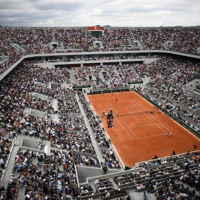  General view of the Philippe Chatrier court with the Eiffel Tower in the background (R) during the mens singles first round match between Switzerlands Roger Federer and Italys Lorenzo Sonego, on day 1 of The Roland Garros 2019 French Open tennis tournament in Paris on May 26, 2019. (Photo by Anne-Christine POUJOULAT / AFP)Editoria: SPOLocal: ParisIndexador: ANNE-CHRISTINE POUJOULATSecao: tennisFonte: AFPFotógrafo: STF