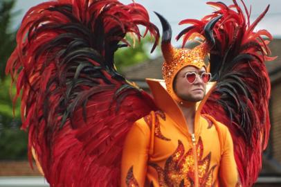 Taron Egerton como Elton John em Rocketman