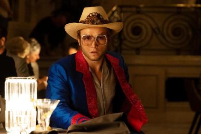 Taron Egerton como Elton John em Rocketman