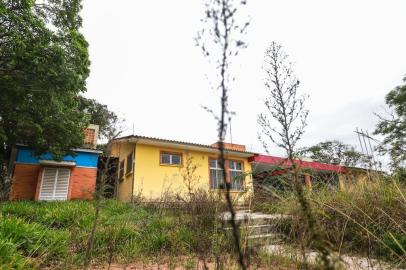  PORTO ALEGRE, RS, BRASIL, 08/05/2019: Creche prontas e sem uso. Creche ao lado do Colégio Estadual Glicério Alves está concluída e fechada. CASES: Dara Marques, com o filho Victor, 4 anos e o marido Josué Rodrigues . (Foto: Omar Freitas / Agência RBS)