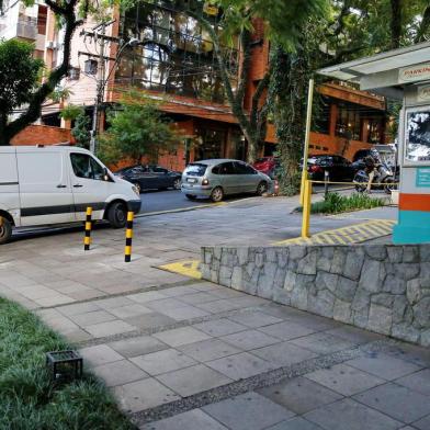  PORTO ALEGRE, RS, BRASIL 29/05/2019 - Pais de crianças especiais que fazem tratamento amparadas por liminar junto à prefeitura reclamam que um prédio comercial do Moinhos de Vento, onde fica uma clínica de fisioterapia, colocou vigas de concreto na calçada impedindo que as ambulâncias parem no local. (FOTO: ROBINSON ESTRÁSULAS/AGÊNCIA RBS)