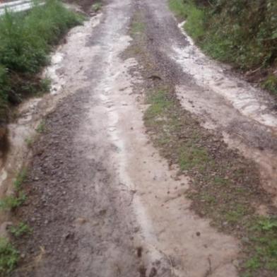 Doente precisou ser transportada até o samu, pois não conseguiu chegar à residência na estrada Pedro Dambrós